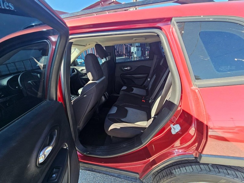 Jeep Cherokee Vehicle Full-screen Gallery Image 12