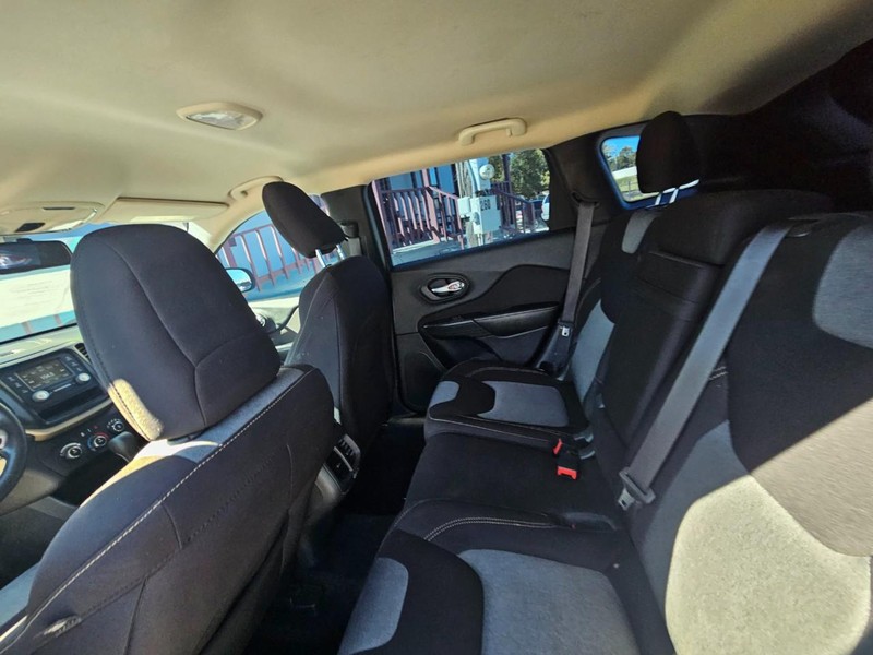 Jeep Cherokee Vehicle Full-screen Gallery Image 13