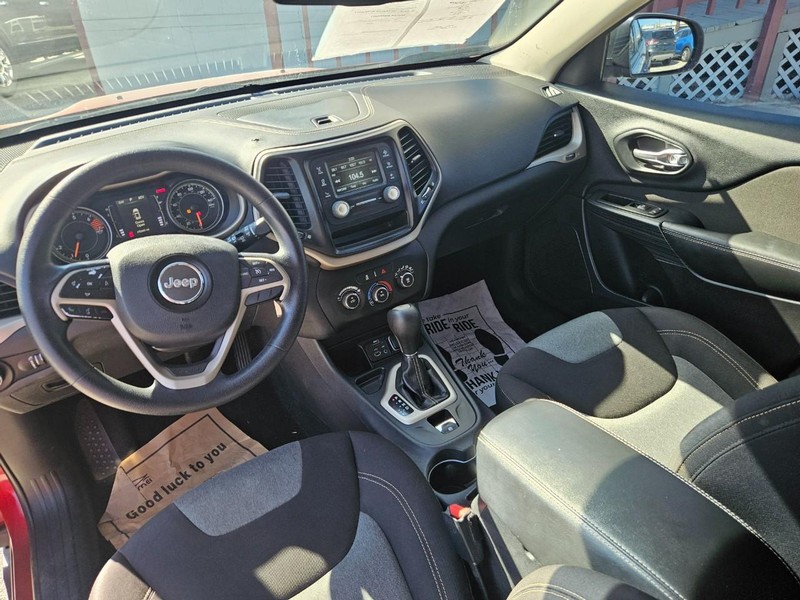 Jeep Cherokee Vehicle Full-screen Gallery Image 15