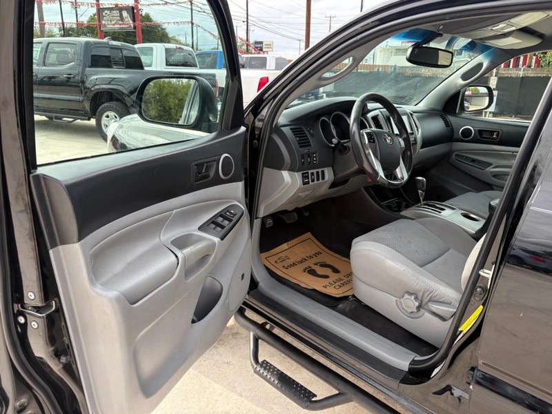 Toyota Tacoma Vehicle Image 09