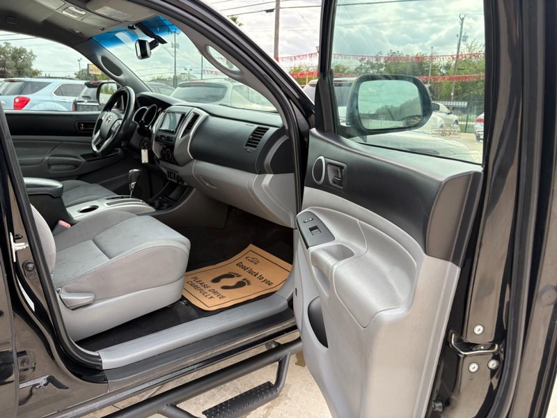 Toyota Tacoma Vehicle Image 12