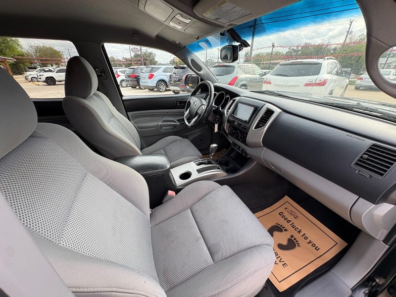 Toyota Tacoma Vehicle Image 13