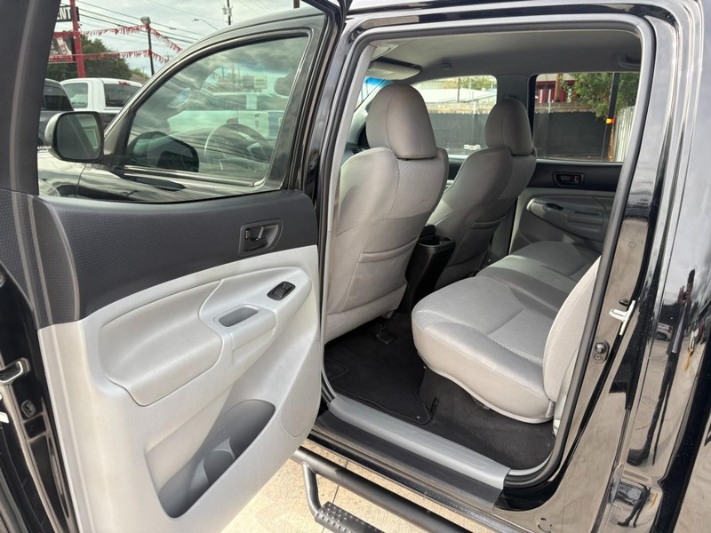 Toyota Tacoma Vehicle Image 14