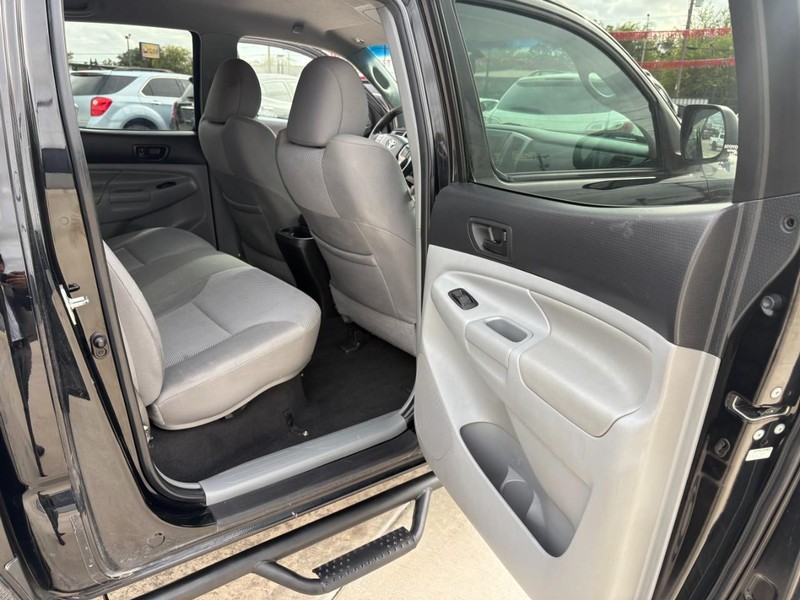 Toyota Tacoma Vehicle Image 16