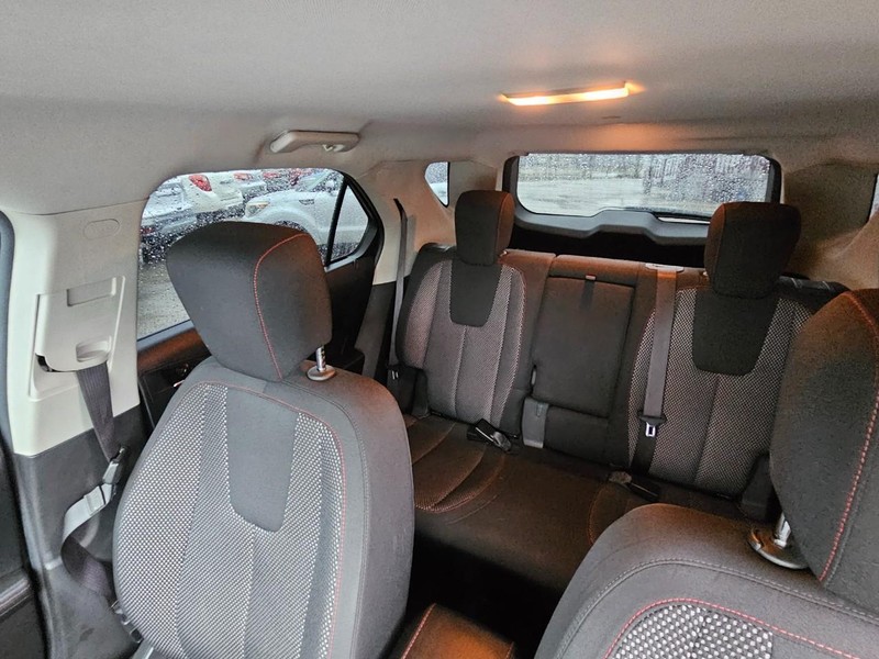 Chevrolet Equinox Vehicle Full-screen Gallery Image 12