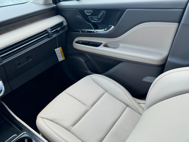 2024 Lincoln Corsair Grand Touring thumbnail image 11