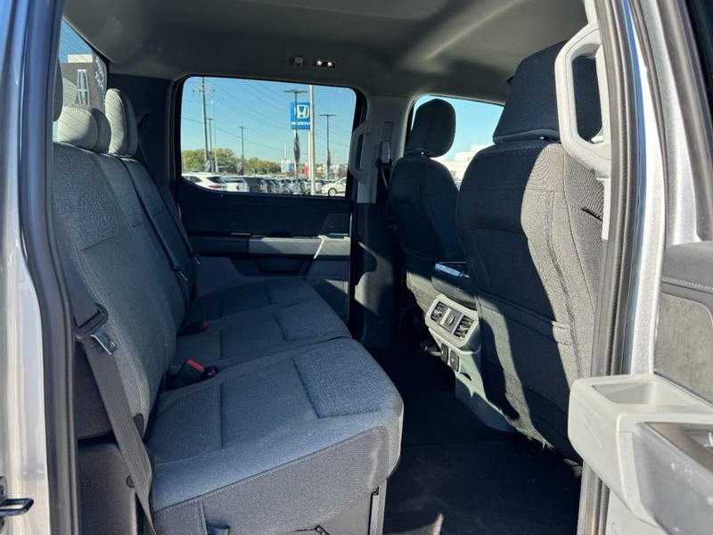 Ford F-150 Vehicle Full-screen Gallery Image 12