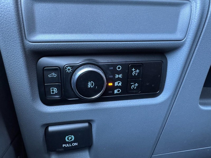 Ford F-150 Vehicle Full-screen Gallery Image 21