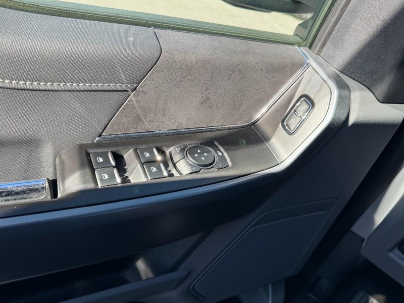 Ford F-150 Vehicle Full-screen Gallery Image 24