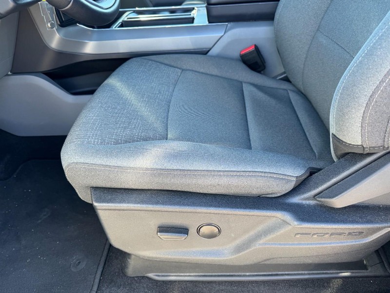 Ford F-150 Vehicle Full-screen Gallery Image 25