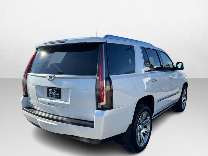 Cadillac Escalade Vehicle Full-screen Gallery Image 05