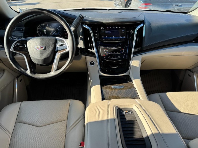 Cadillac Escalade Vehicle Full-screen Gallery Image 09