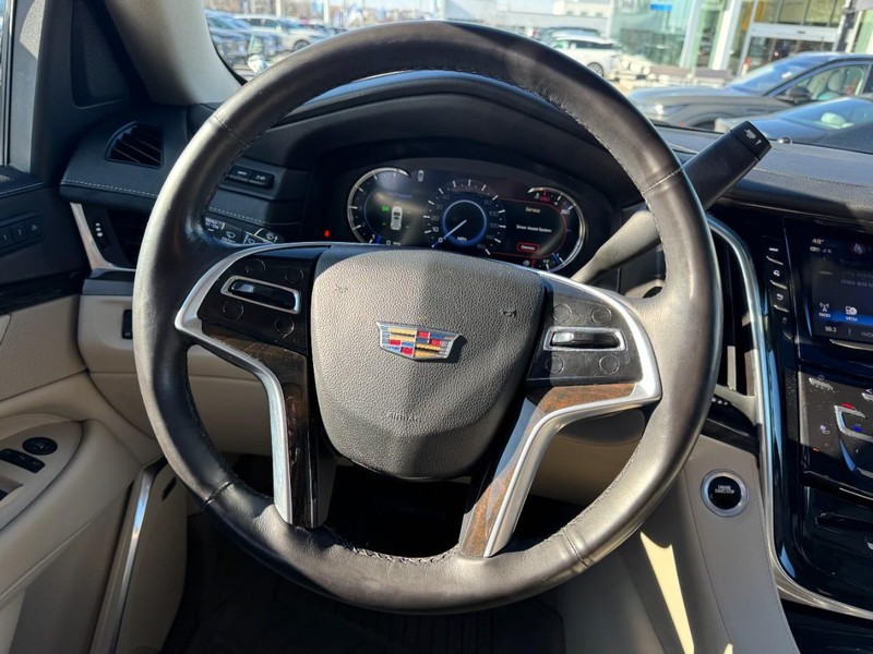 Cadillac Escalade Vehicle Full-screen Gallery Image 10