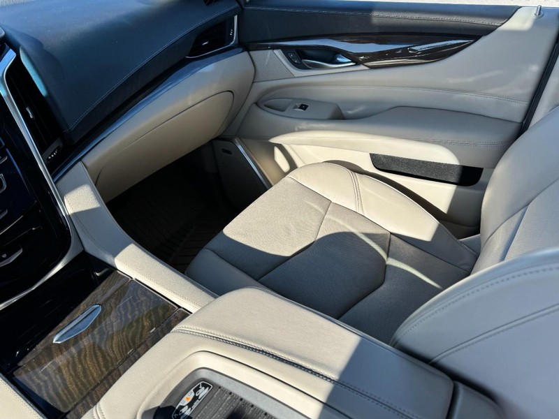 Cadillac Escalade Vehicle Full-screen Gallery Image 11