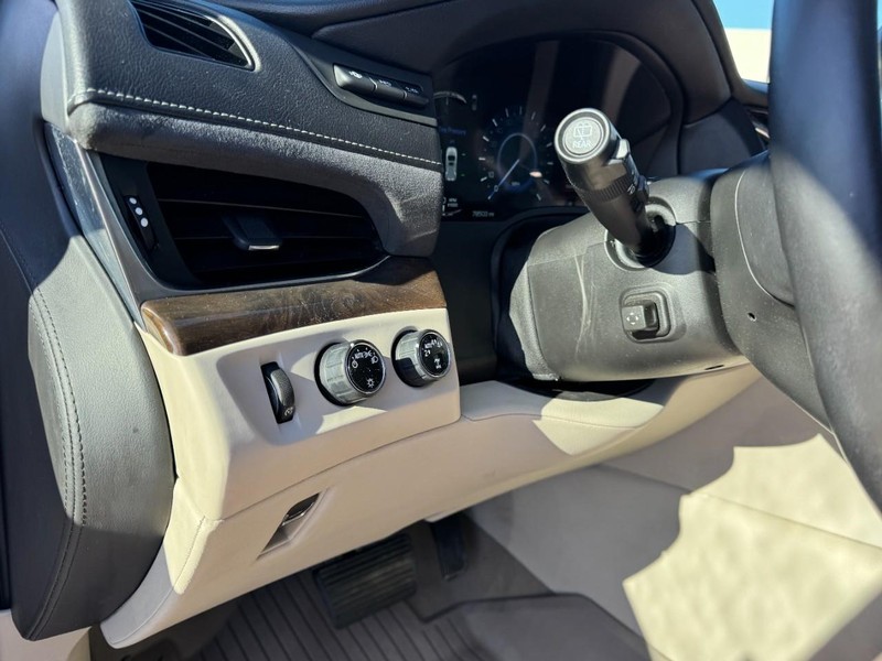 Cadillac Escalade Vehicle Full-screen Gallery Image 14