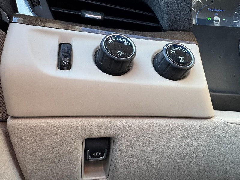 Cadillac Escalade Vehicle Full-screen Gallery Image 22