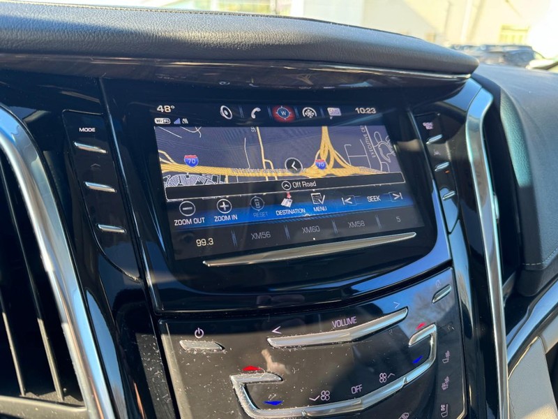 Cadillac Escalade Vehicle Full-screen Gallery Image 23