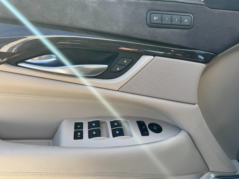 Cadillac Escalade Vehicle Full-screen Gallery Image 25