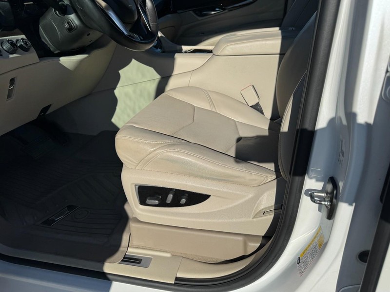 Cadillac Escalade Vehicle Full-screen Gallery Image 26