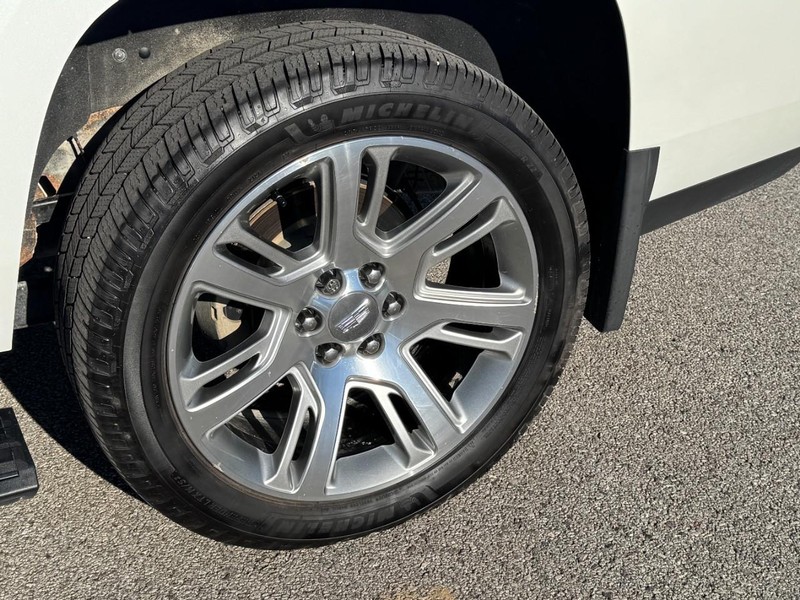 Cadillac Escalade Vehicle Full-screen Gallery Image 27