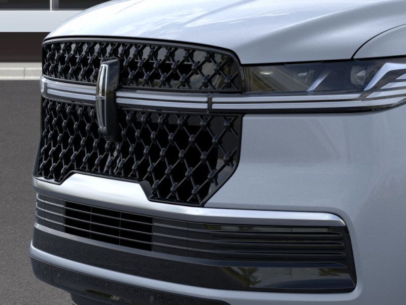 Lincoln Navigator Vehicle Full-screen Gallery Image 17