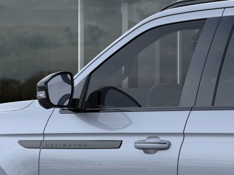 Lincoln Navigator Vehicle Full-screen Gallery Image 20