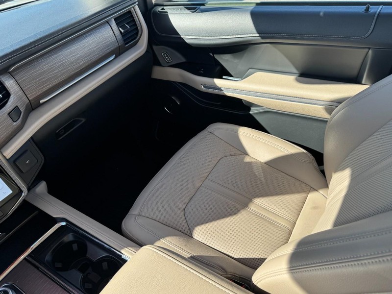 Ford Expedition Vehicle Full-screen Gallery Image 11