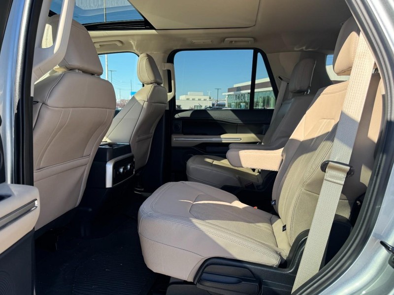 Ford Expedition Vehicle Full-screen Gallery Image 12