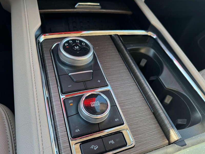 Ford Expedition Vehicle Full-screen Gallery Image 17