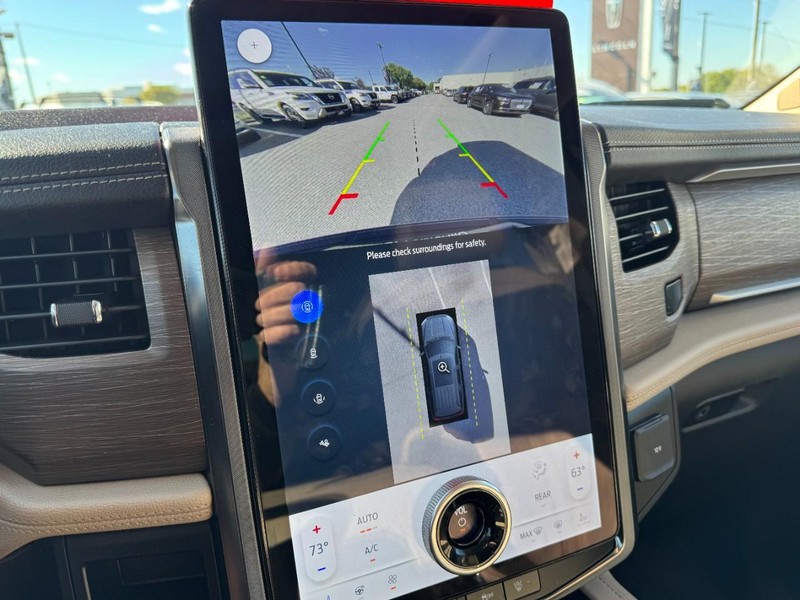 Ford Expedition Vehicle Full-screen Gallery Image 24