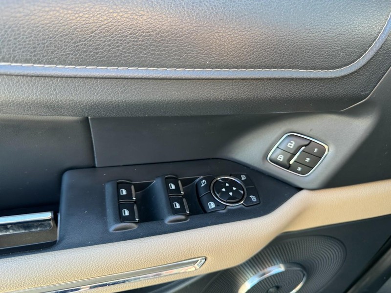 Ford Expedition Vehicle Full-screen Gallery Image 25