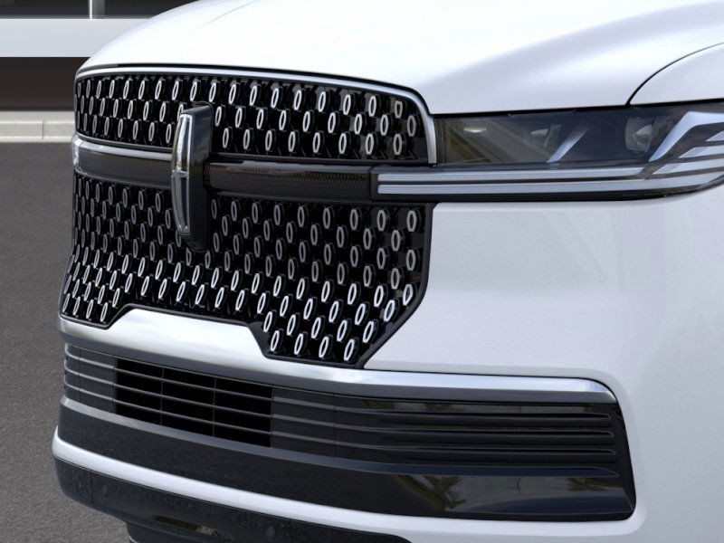 Lincoln Navigator L Vehicle Full-screen Gallery Image 17