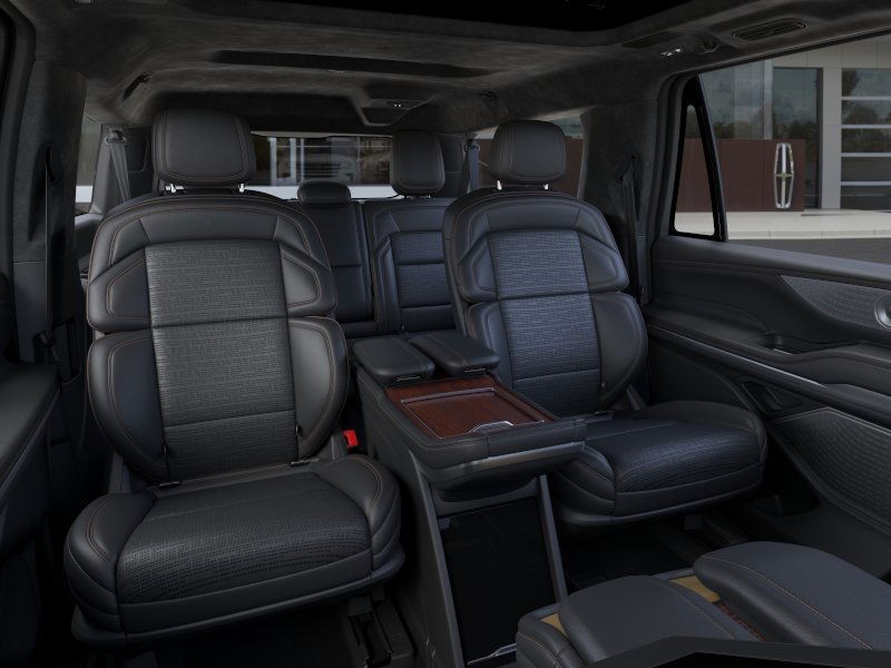 Lincoln Navigator L Vehicle Full-screen Gallery Image 11