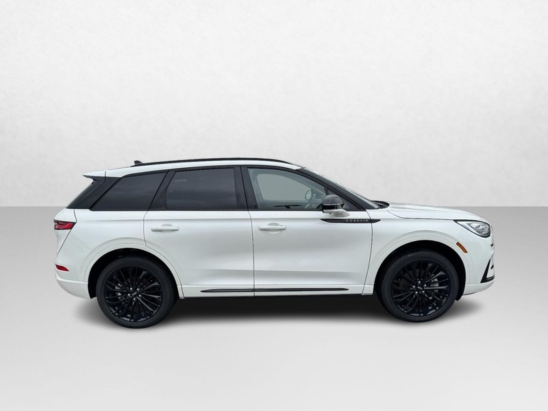 Lincoln Corsair Vehicle Full-screen Gallery Image 04