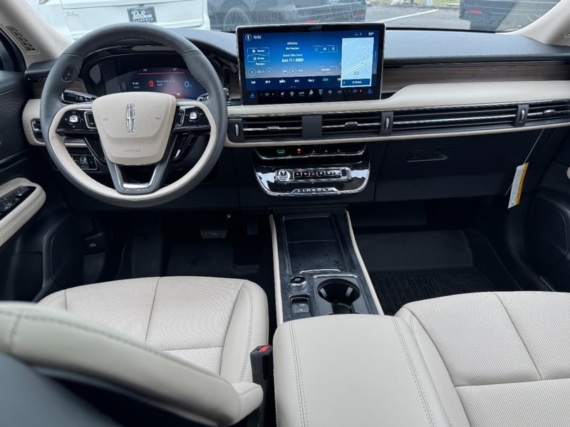 Lincoln Corsair Vehicle Full-screen Gallery Image 09