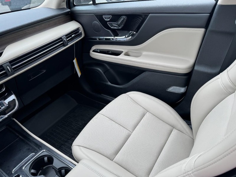 Lincoln Corsair Vehicle Full-screen Gallery Image 11