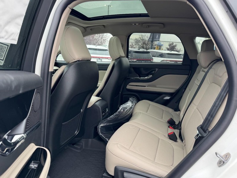 Lincoln Corsair Vehicle Full-screen Gallery Image 12