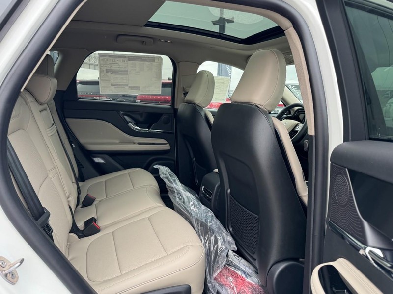 Lincoln Corsair Vehicle Full-screen Gallery Image 13