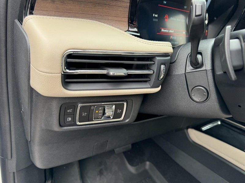 Lincoln Corsair Vehicle Full-screen Gallery Image 14