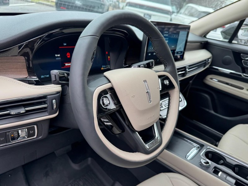 Lincoln Corsair Vehicle Full-screen Gallery Image 15