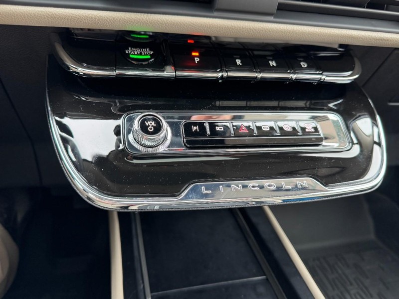 Lincoln Corsair Vehicle Full-screen Gallery Image 17