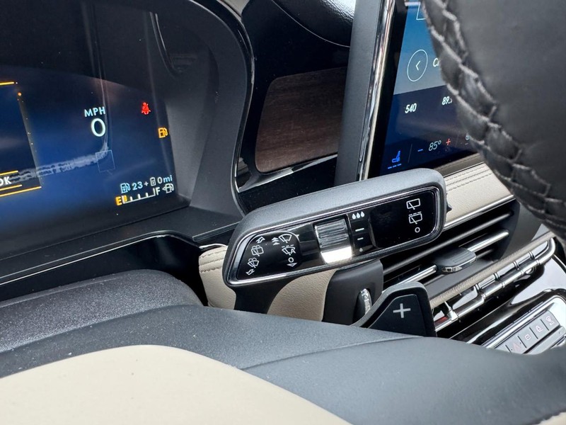 Lincoln Corsair Vehicle Full-screen Gallery Image 21