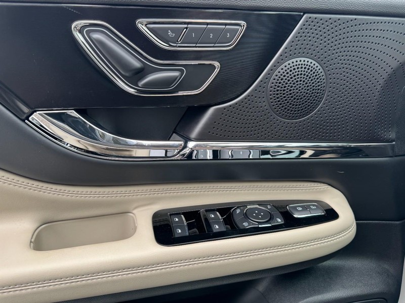 Lincoln Corsair Vehicle Full-screen Gallery Image 25