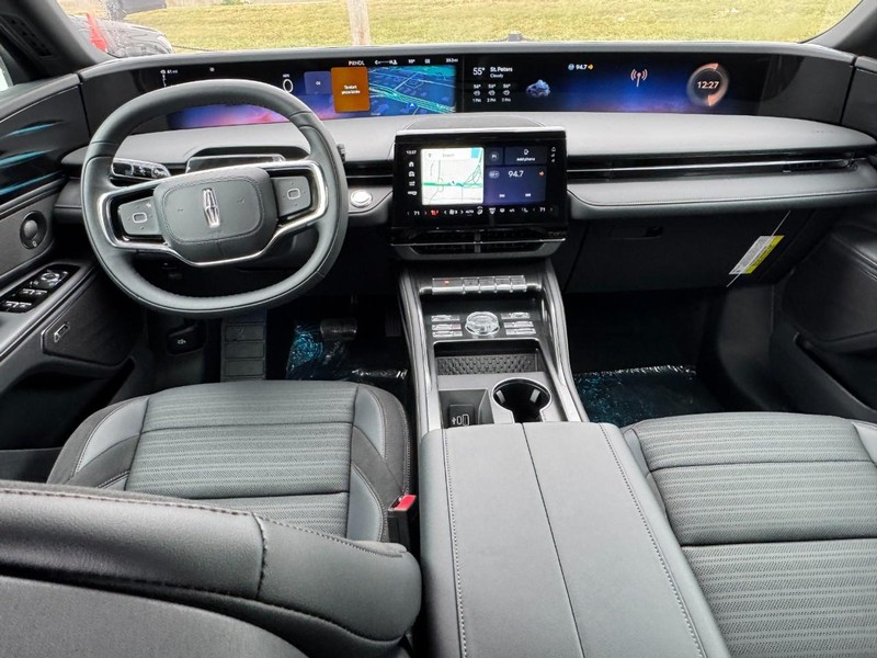 Lincoln Nautilus Vehicle Full-screen Gallery Image 09