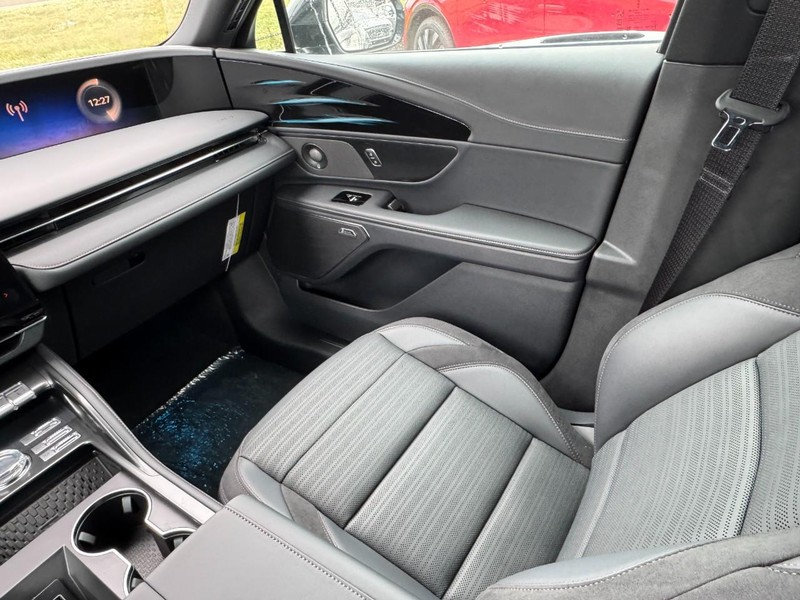 Lincoln Nautilus Vehicle Full-screen Gallery Image 11