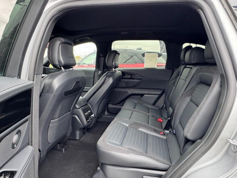 Lincoln Nautilus Vehicle Full-screen Gallery Image 12