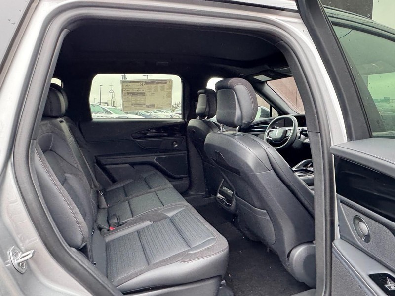 Lincoln Nautilus Vehicle Full-screen Gallery Image 13