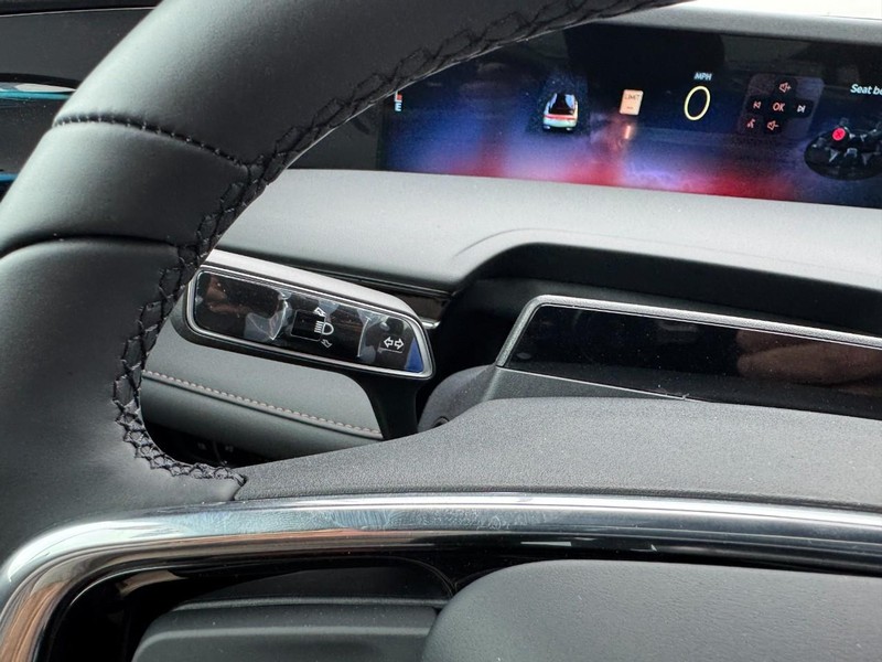 Lincoln Nautilus Vehicle Full-screen Gallery Image 20