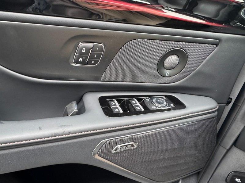 Lincoln Nautilus Vehicle Full-screen Gallery Image 25