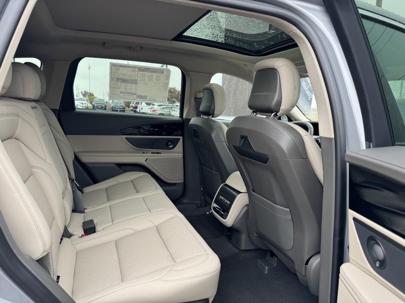 Lincoln Nautilus Vehicle Full-screen Gallery Image 13